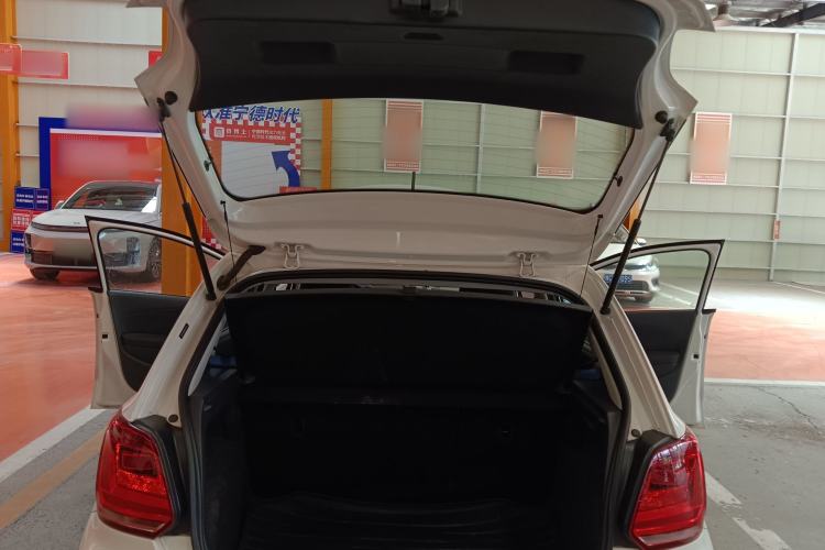 Used Volkswagen Polo 2016 1.4L Manual Fashion Model Trunk