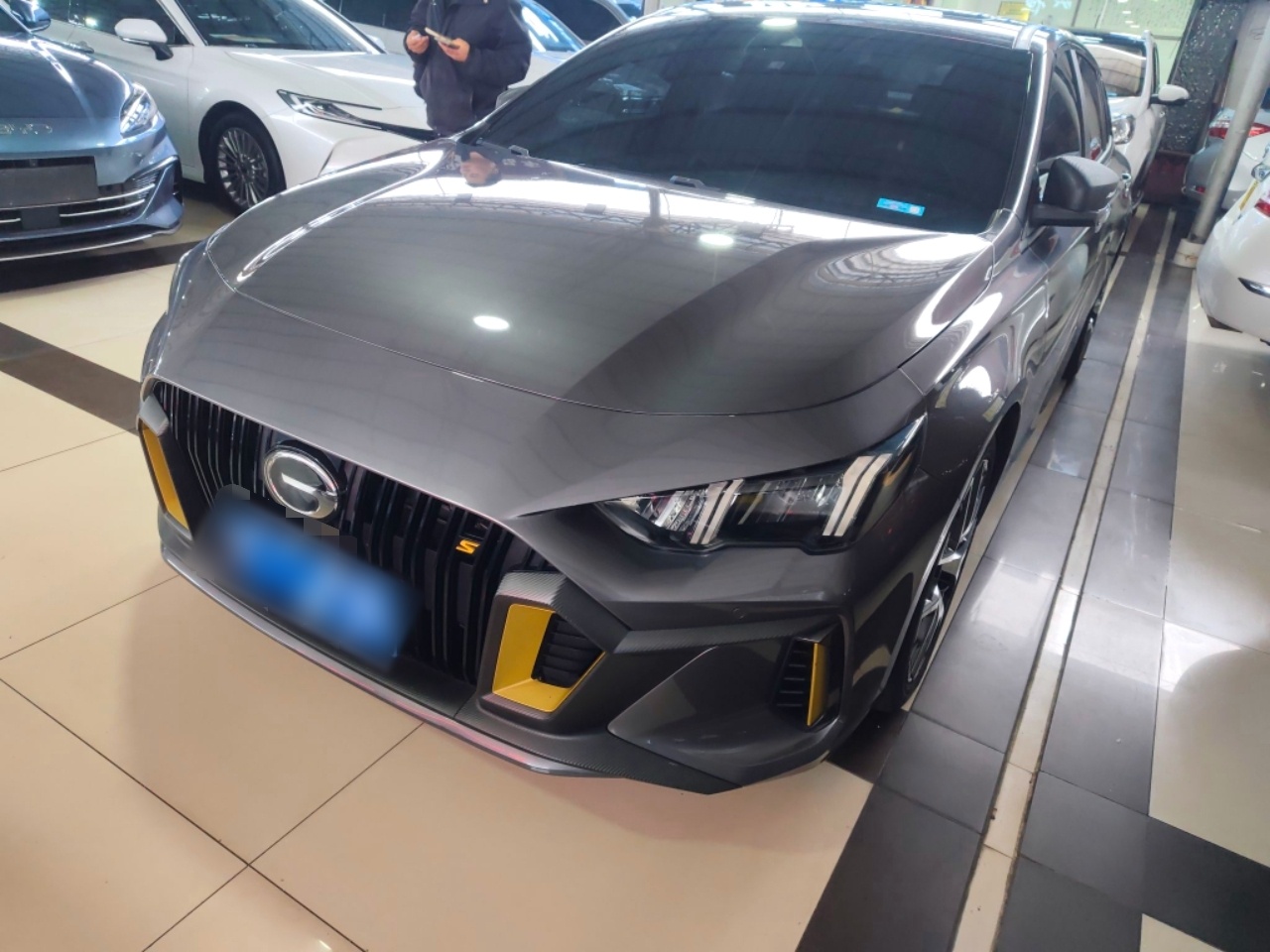 تحت مقدمة السيارة