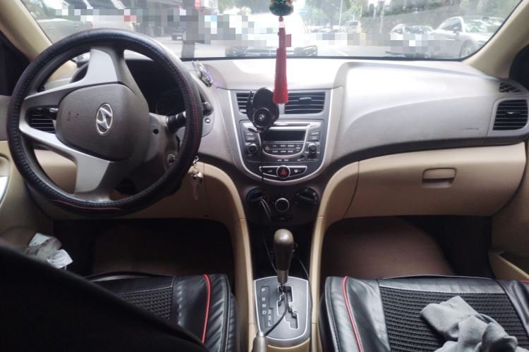 Used Hyundai Verna (older generation) 2013 Sedan 1.4L Automatic Standard GL Model Center Console