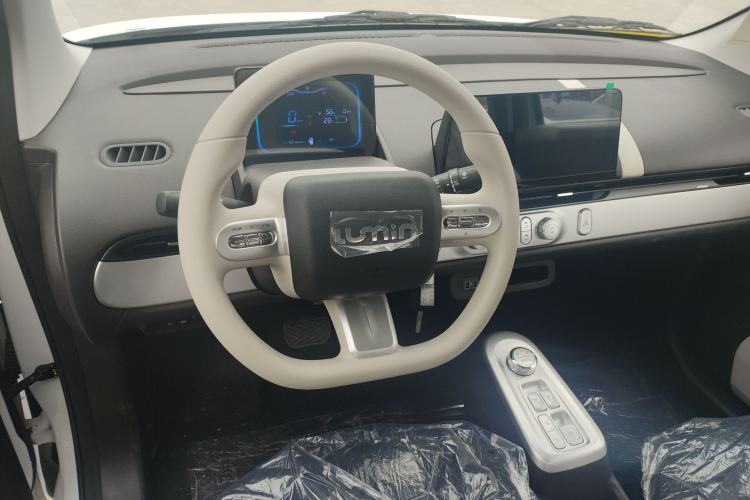 Used CHANGAN NEVO Lumin 2026 Model Treasure Edition 205km Beloved Beige Guoxuan Center Console