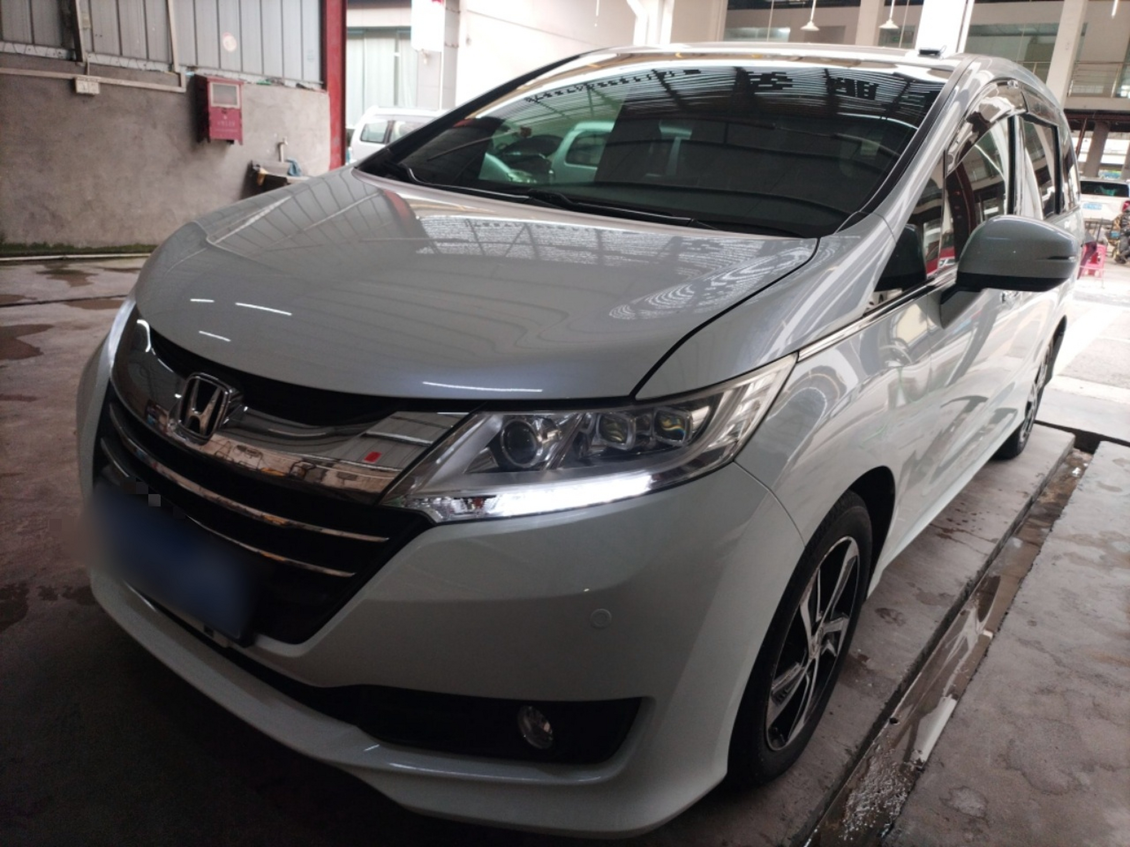 Под передней частью автомобиля