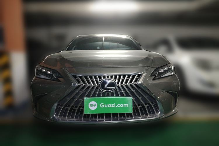 Used Lexus ES 2022 300h Silver Glow Limited Edition
