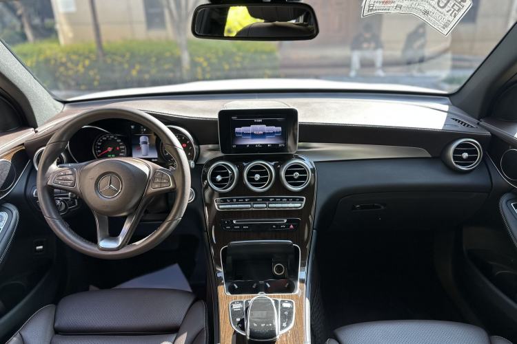 Used Mercedes-Benz GLC 2018 Facelift GLC 260 4MATIC Luxury Edition Interior 2