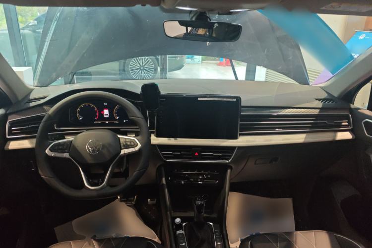 Used Volkswagen Tiguan L 2025 Model Outstanding Version 330TSI Automatic Two-Wheel Drive R-Line Longyao Edition Center Console