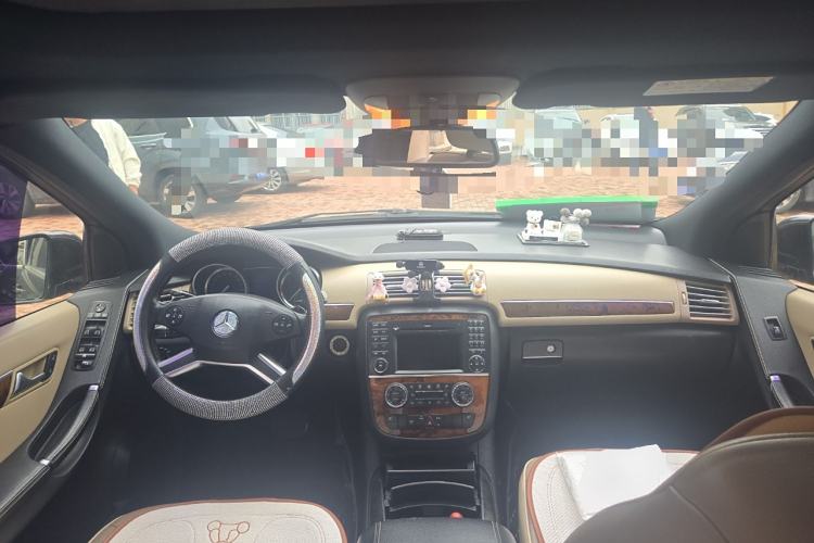 Used Mercedes-Benz R-Class 2010 R 300 L Luxury Model Center Console