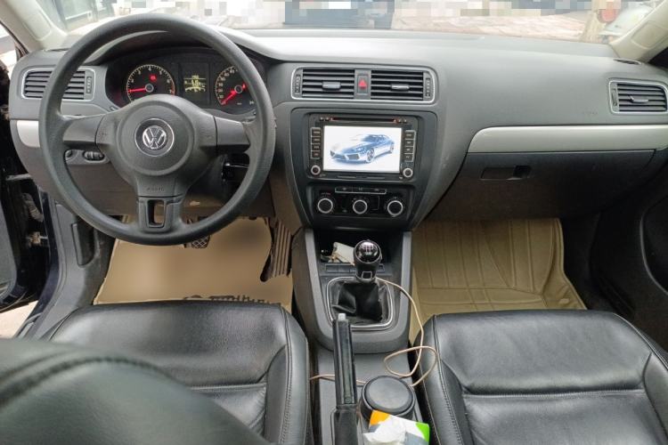 Used Volkswagen Sagitar 2012 1.6L Manual Comfort Model Center Console