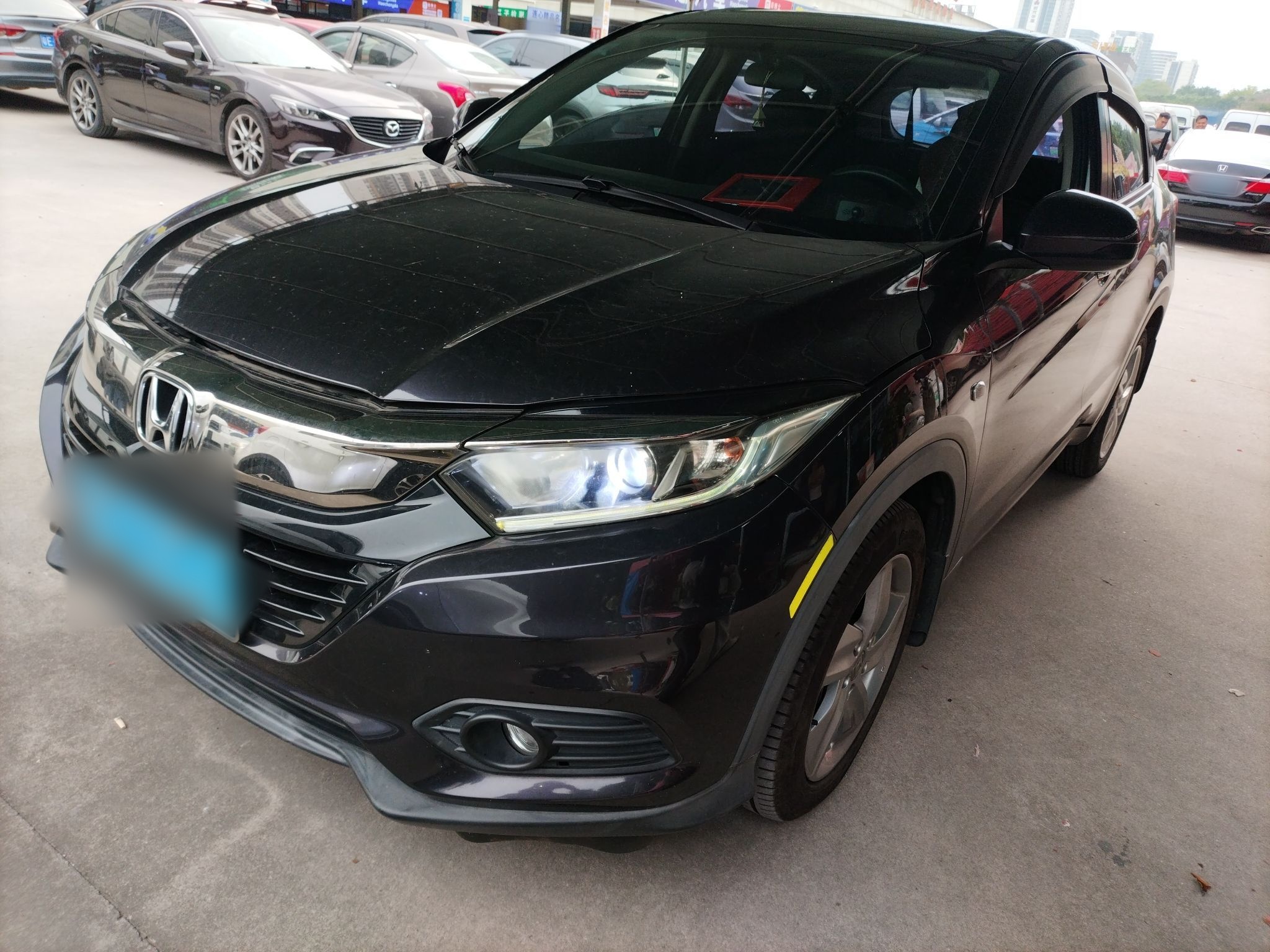 تحت مقدمة السيارة