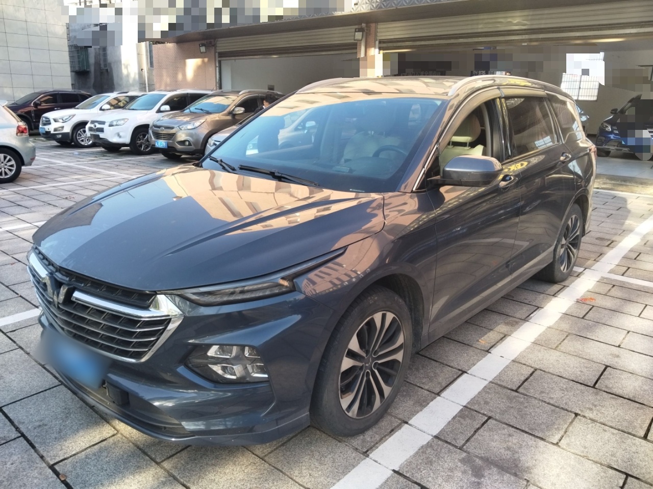 Под передней частью автомобиля