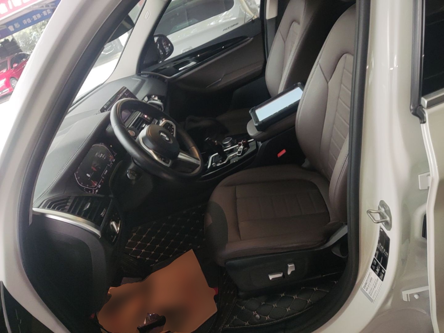 Переднее сиденье в автомобиле