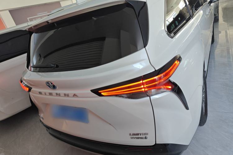 Used Toyota Sienna 2021 2.5L Hybrid Premium Edition
