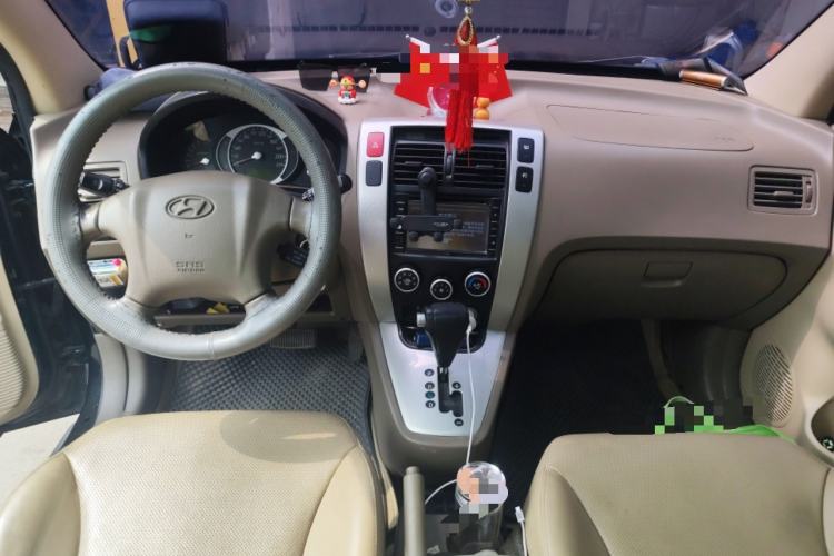 Used Hyundai Tucson 2013 2.0L Automatic Two-Wheel Drive Comfort Version Center Console