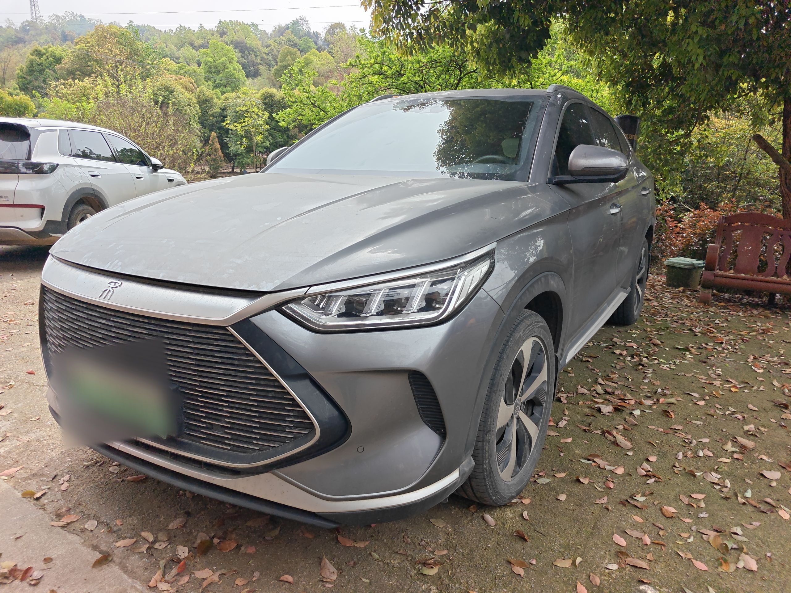 Под передней частью автомобиля