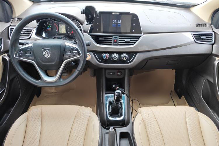 Used Baojun 310W 2017 1.5L Manual Fashion Model China V Center Console