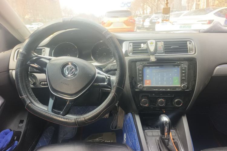 Used Volkswagen Sagitar 2015 230TSI Automatic Comfort Version Center Console