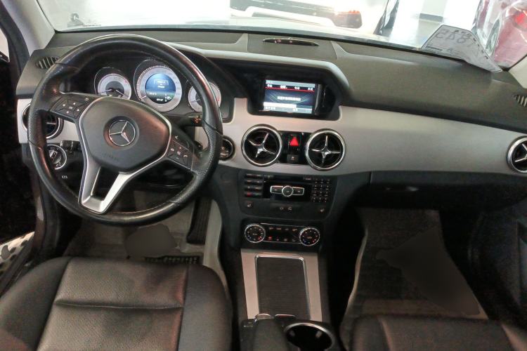 Used Mercedes-Benz GLK-Class 2013 GLK 300 4MATIC Dynamic Sunroof Model Center Console