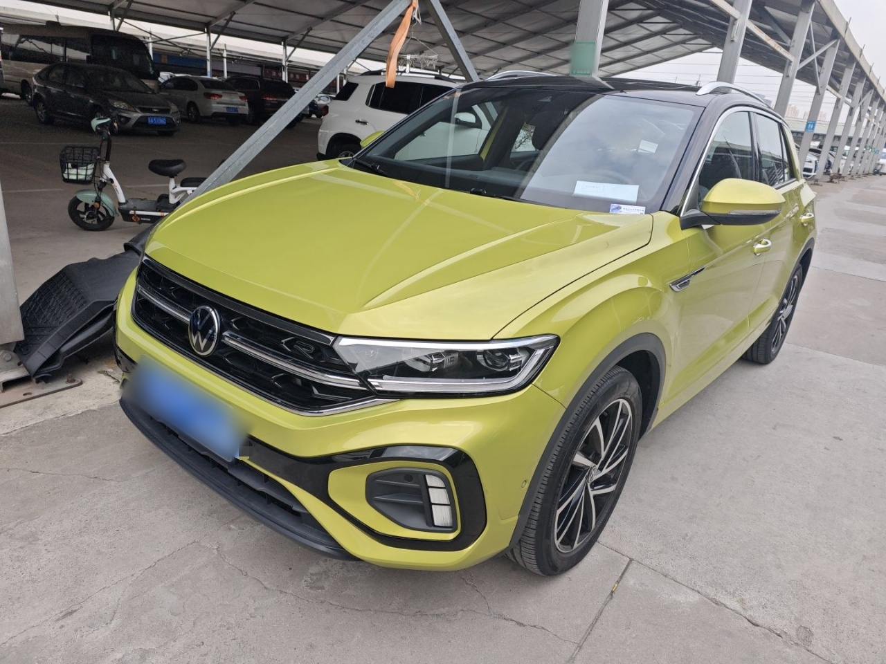 تحت مقدمة السيارة