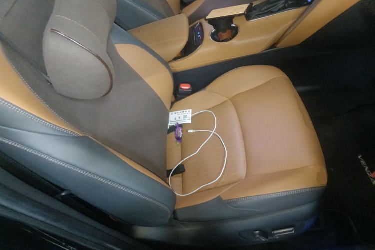 Used Toyota Venza 2022 2.0L CVT Two-Wheel Drive Prestige Edition Right Front Seat