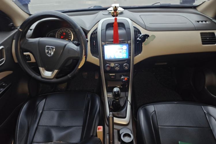 Used Baojun 630 2013 1.5L manual standard version Center Console