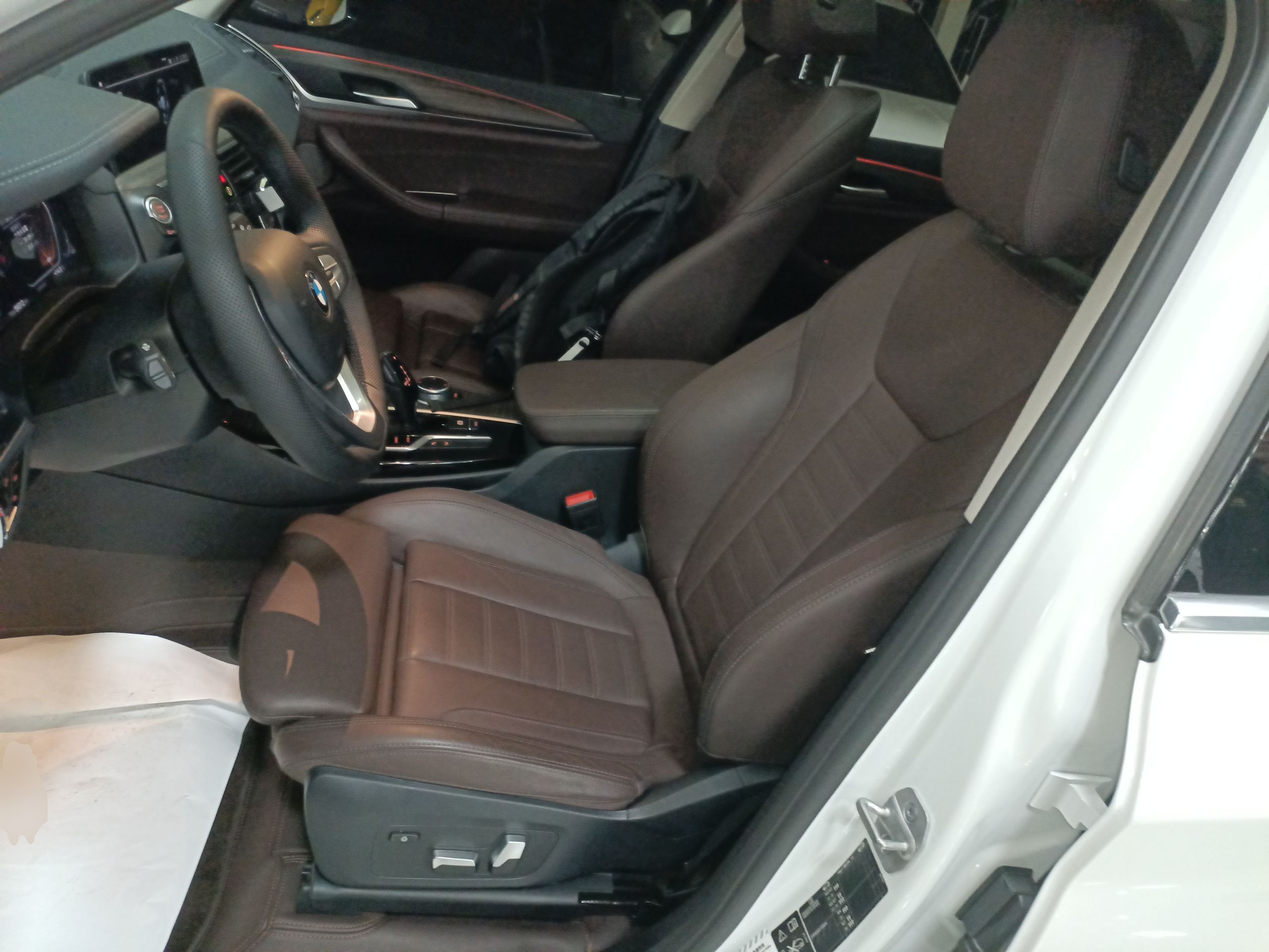 المقاعد الأمامية داخل السيارة