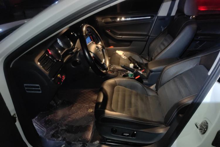 Used Volkswagen Sagitar 2015 230TSI Automatic Luxury Model Left Front Seat