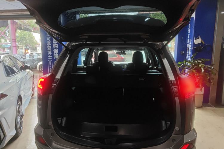 Used Toyota RAV4 2016 2.0L CVT Two-Wheel Drive Fashion Edition China V Standard
