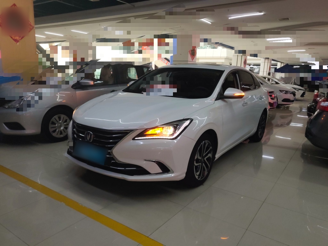 تحت مقدمة السيارة