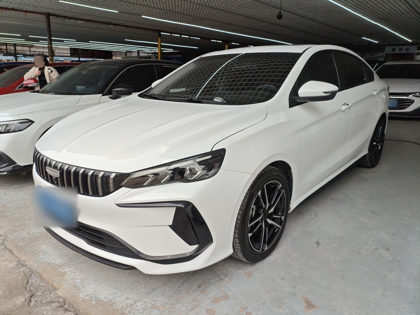 تحت مقدمة السيارة