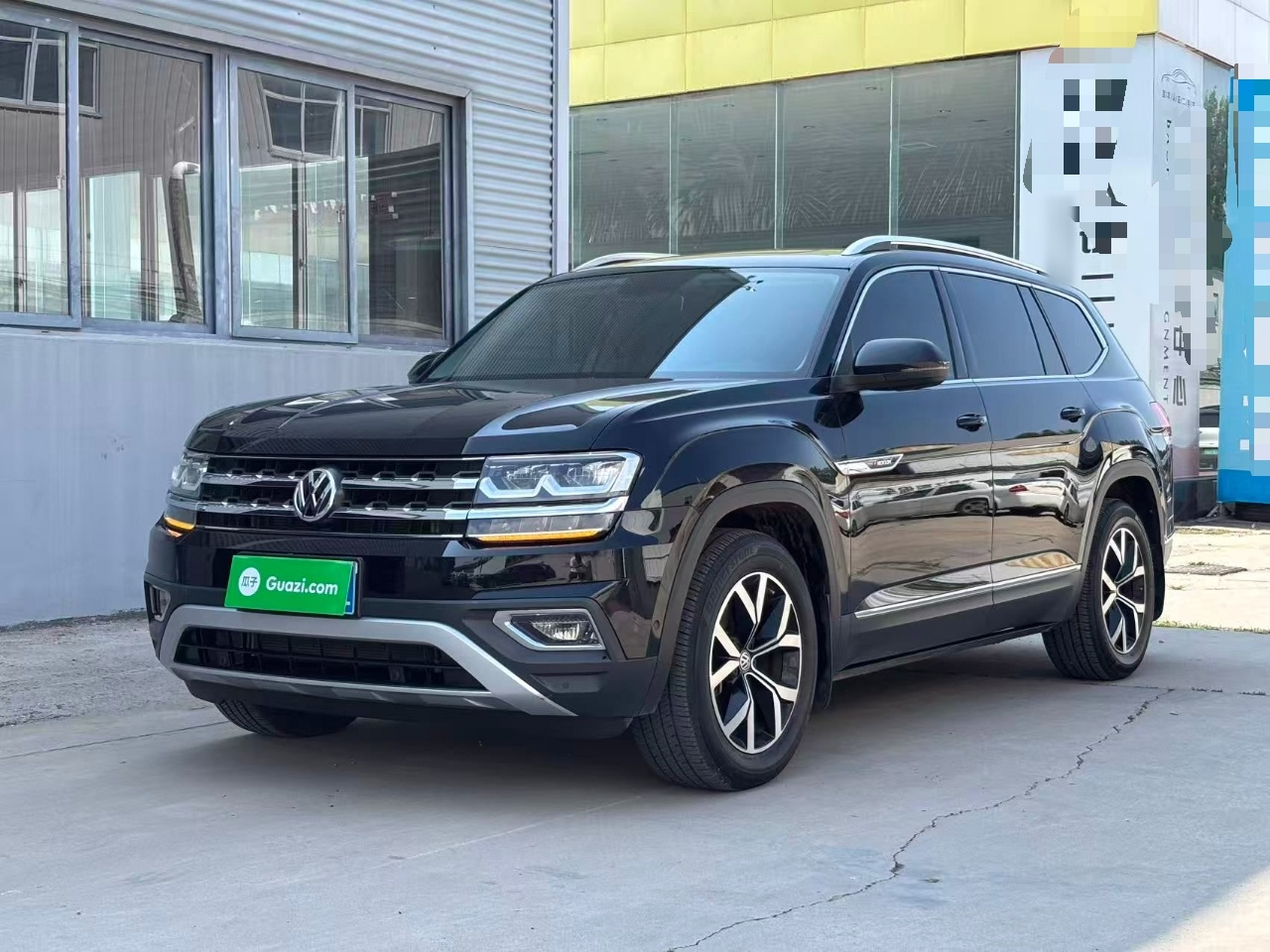 Unter der Vorderseite des Autos