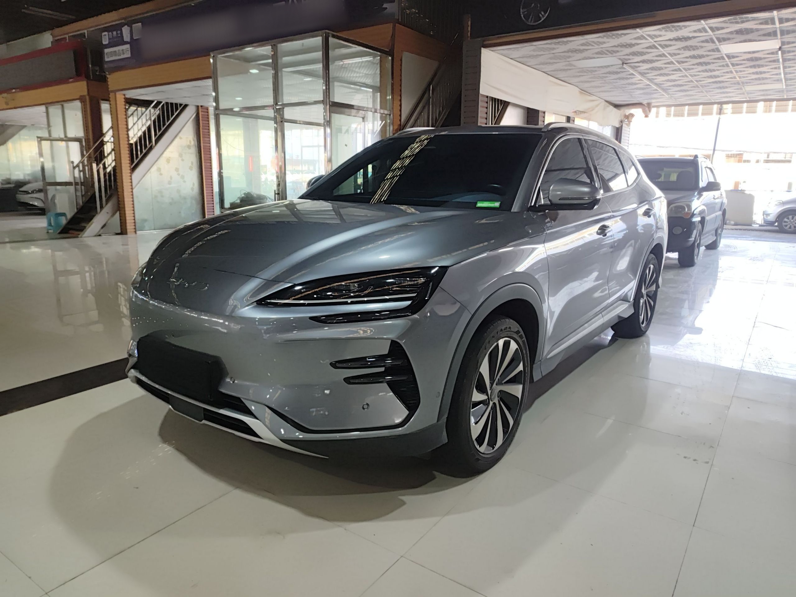 Под передней частью автомобиля