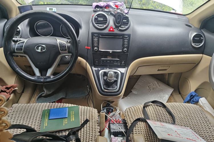 Used Haval H6 2011 Green Silence 2.0T Manual Two-Wheel Drive Elite Model Center Console