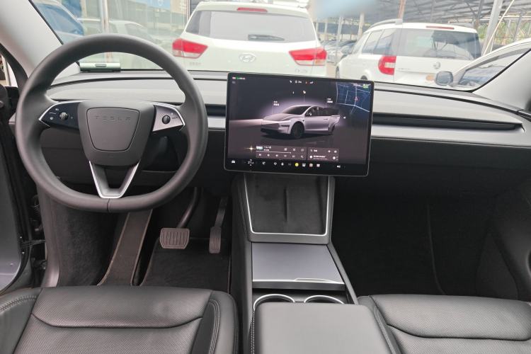 Used Tesla Model Y 2025 Long-Range All-Wheel-Drive Version Center Console