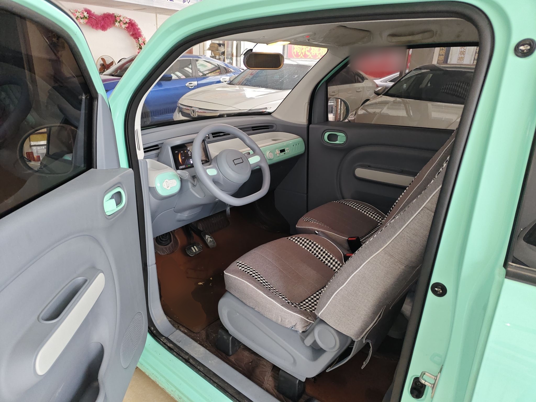 المقاعد الأمامية داخل السيارة