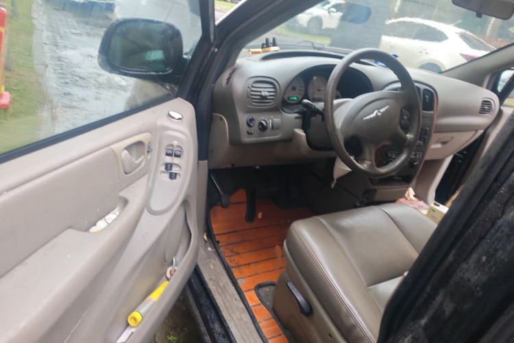 Used Chrysler Grand Voyager 2012 3.0L Classic Edition Driver Seat