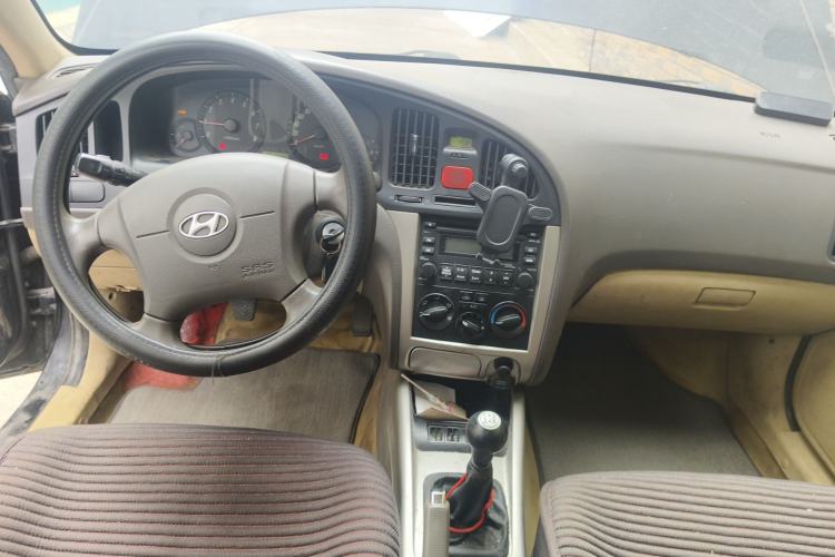 Used Hyundai Elantra 2011 1.6L Manual Comfort Version Center Console