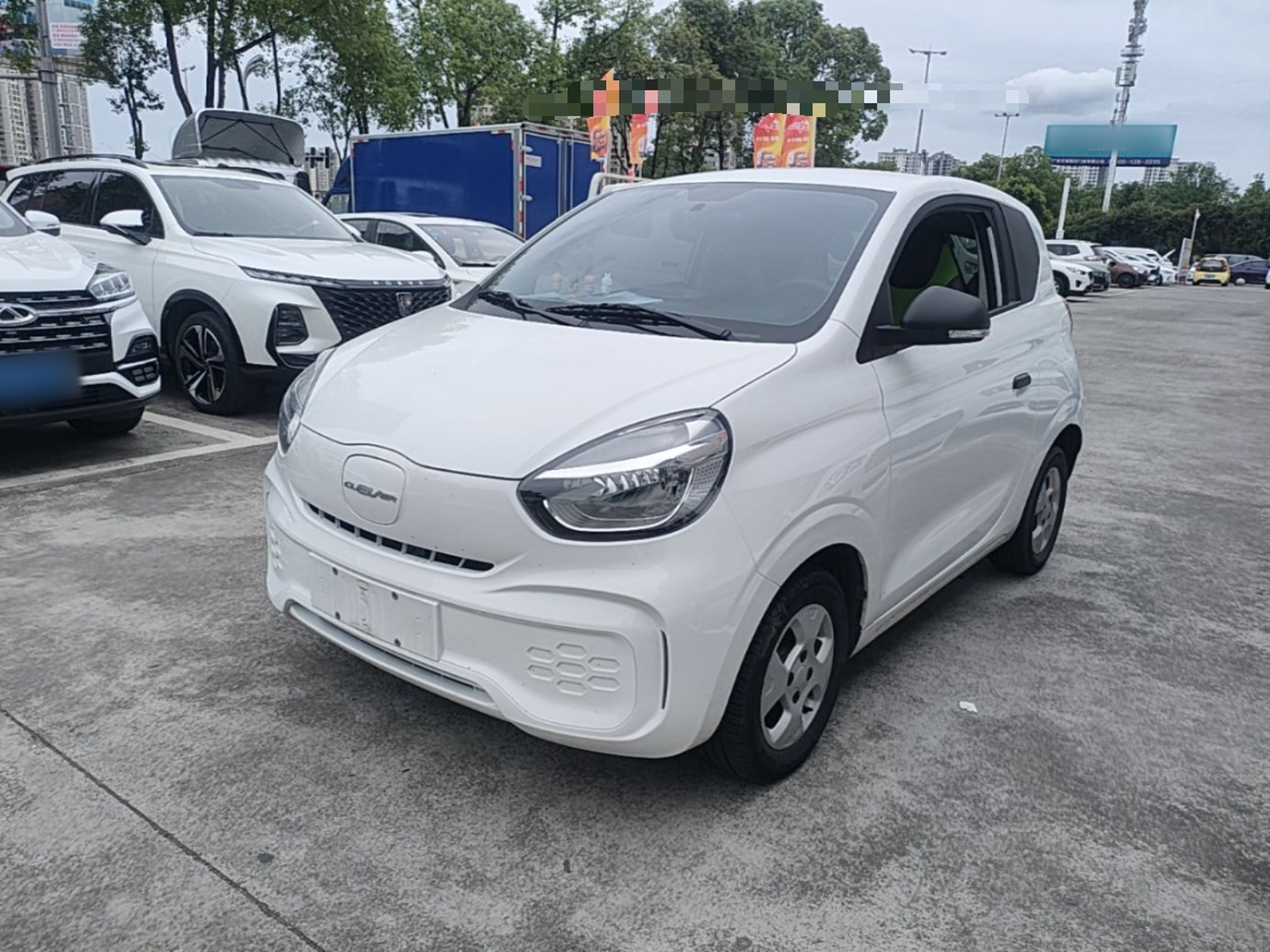 Unter der Vorderseite des Autos