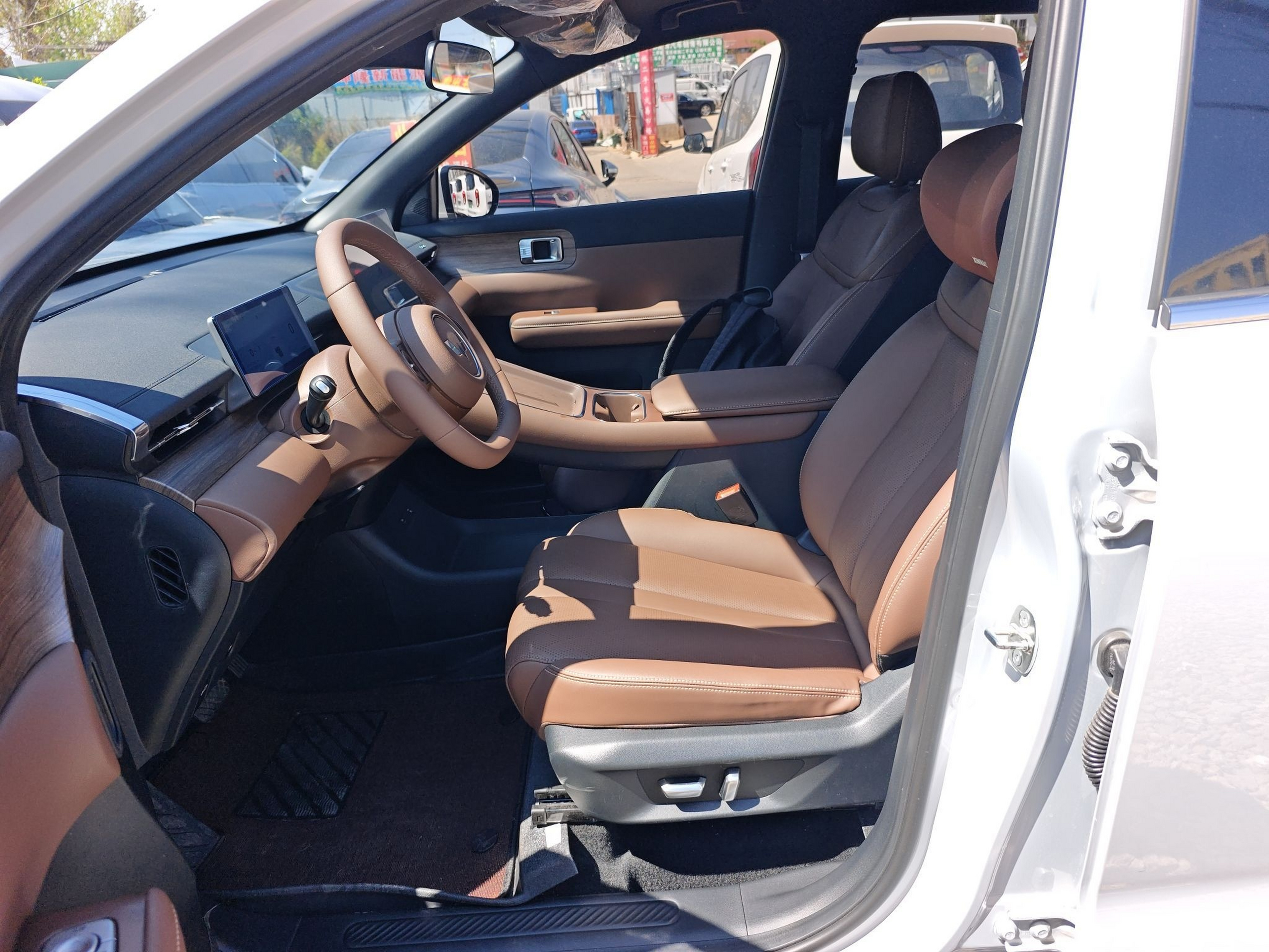 المقاعد الأمامية داخل السيارة