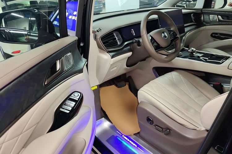 Used Denza D9 2022 DM-i 1040 Prestige Model