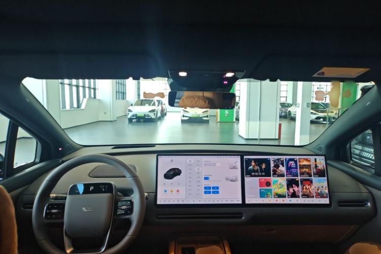 Used Li Auto i6 2025 Model Two-Wheel-Drive Standard Type Center Console