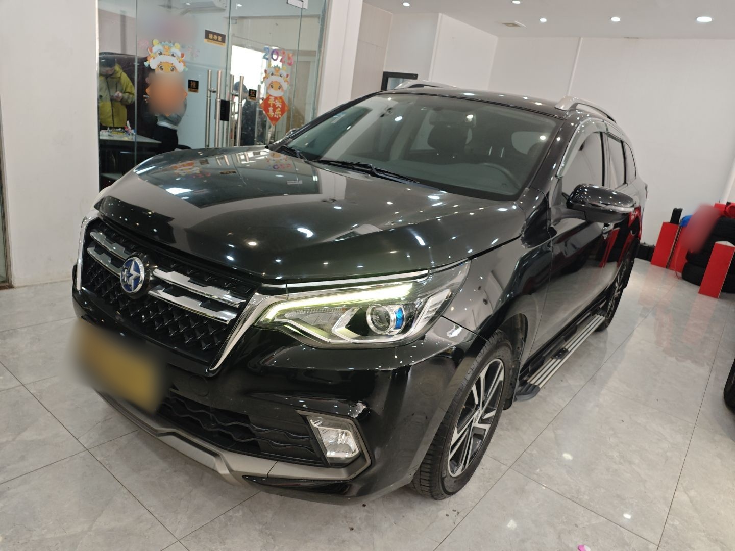 Под передней частью автомобиля