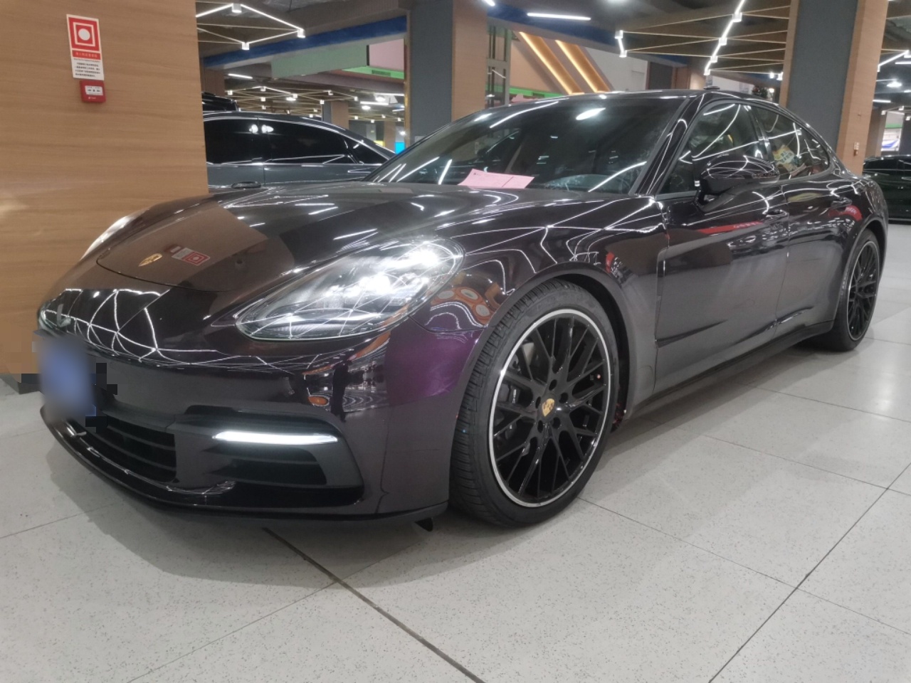 تحت مقدمة السيارة