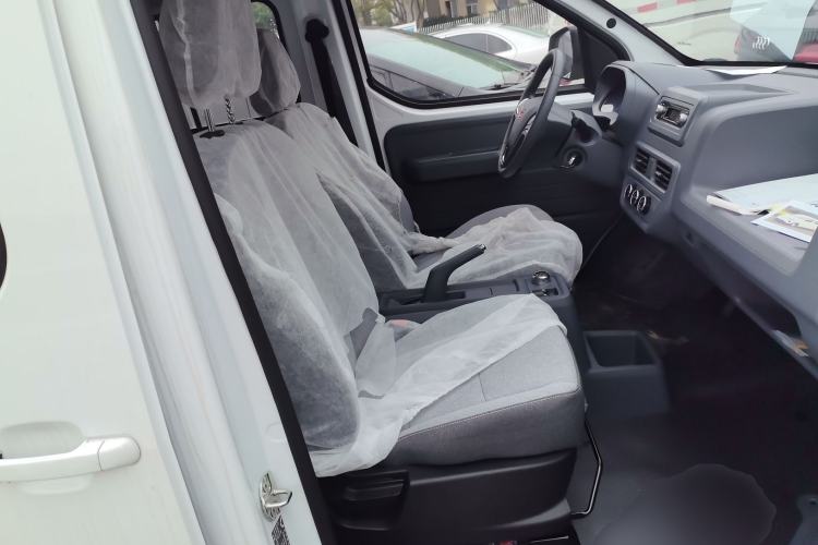 Used Wuling Yangguang 2024 300KM Comfort Version Passenger Van 75kW