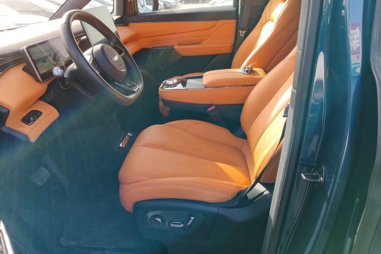 Used Geely Galaxy LEVC L380 2024 140-Degree 6-Seater All-Wheel-Drive Ultra