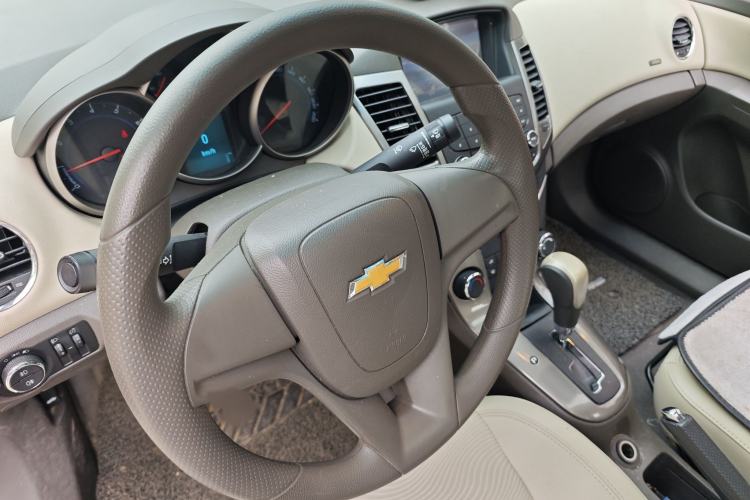 Used Chevrolet Cruze 2015 1.5L Classic SE AT Interior 3
