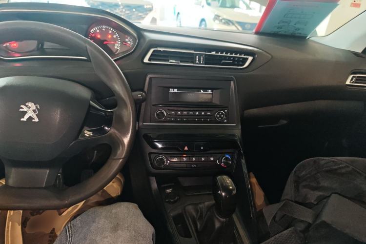 Used Peugeot 308 2016 1.6L Manual Fashion Edition Center Console