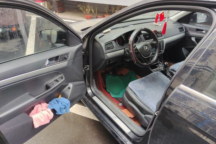 Used Volkswagen Lavida 2015 1.6L Manual Comfort Edition
