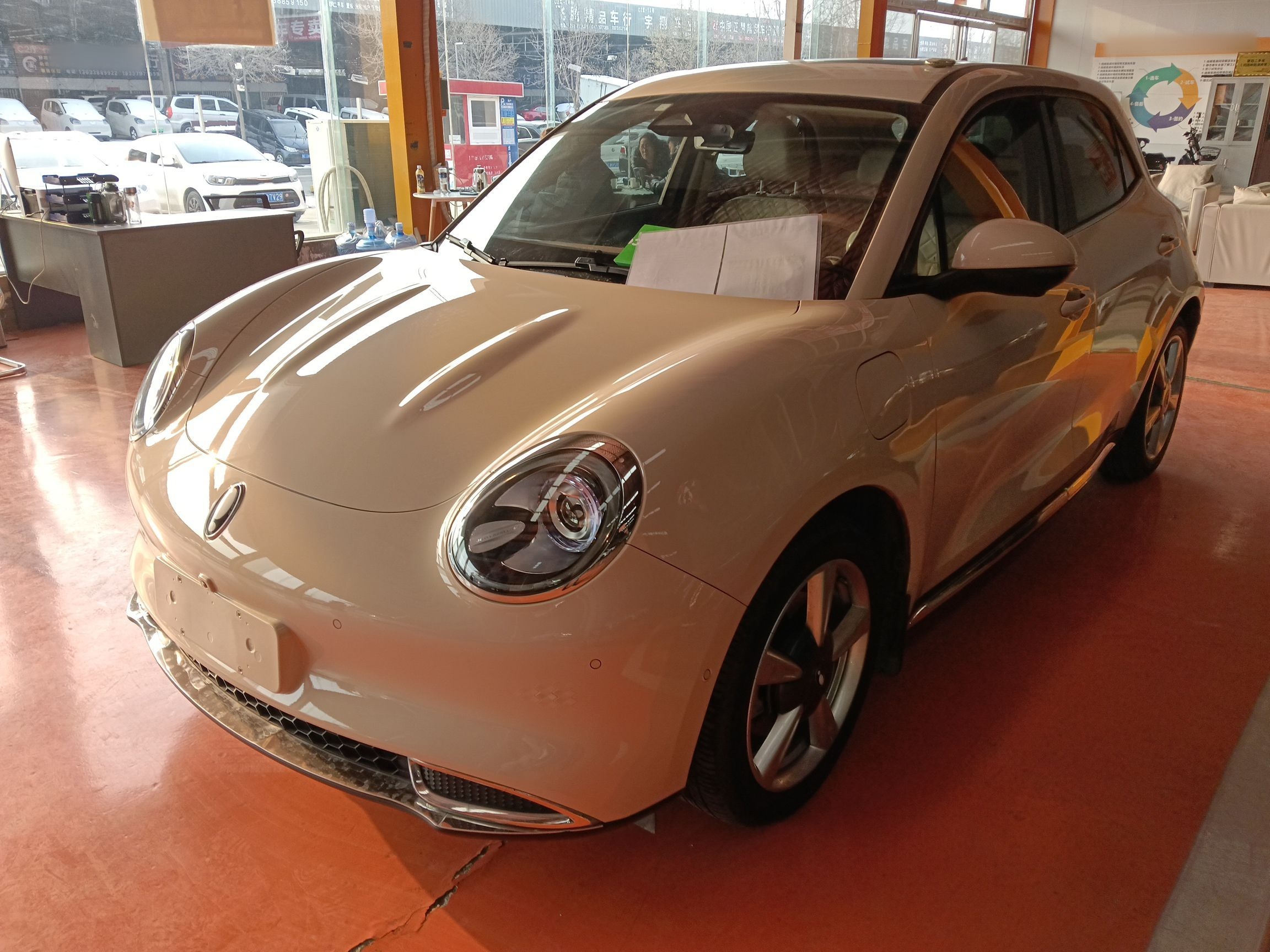 تحت مقدمة السيارة