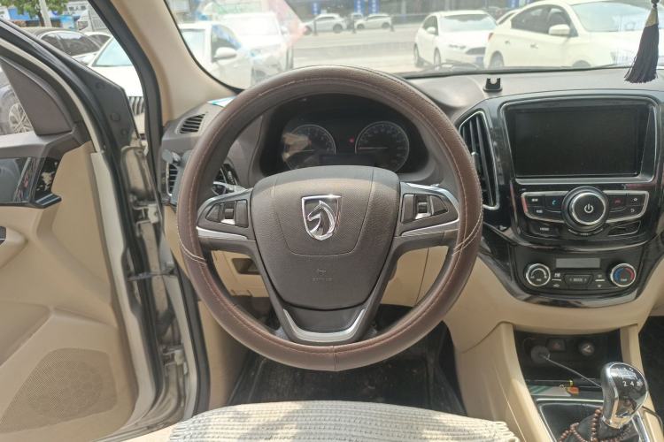 Used Baojun 730 2014 1.5L Manual Luxury Navigation ESP Version 7 Seats Steering Wheel