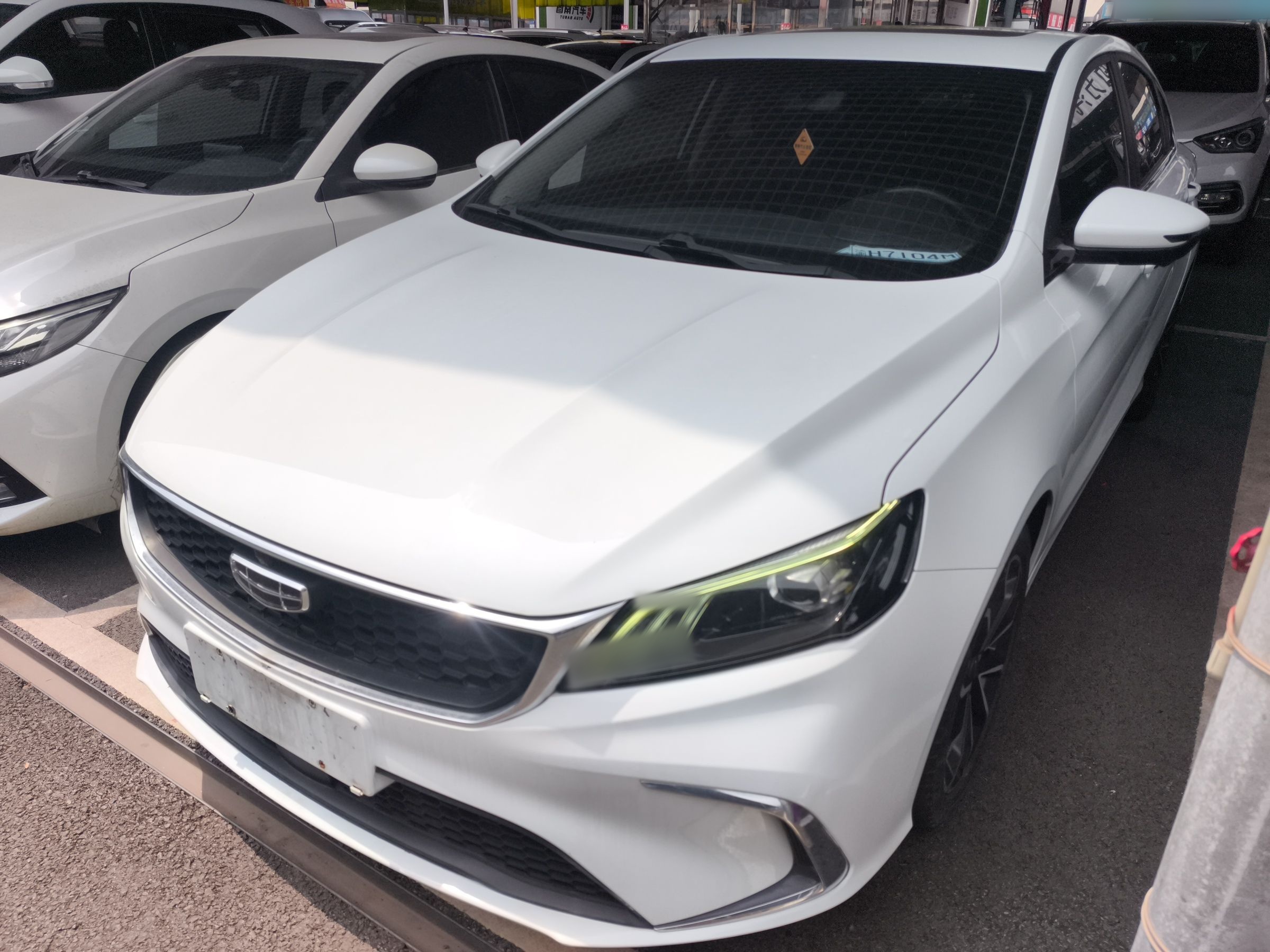 تحت مقدمة السيارة