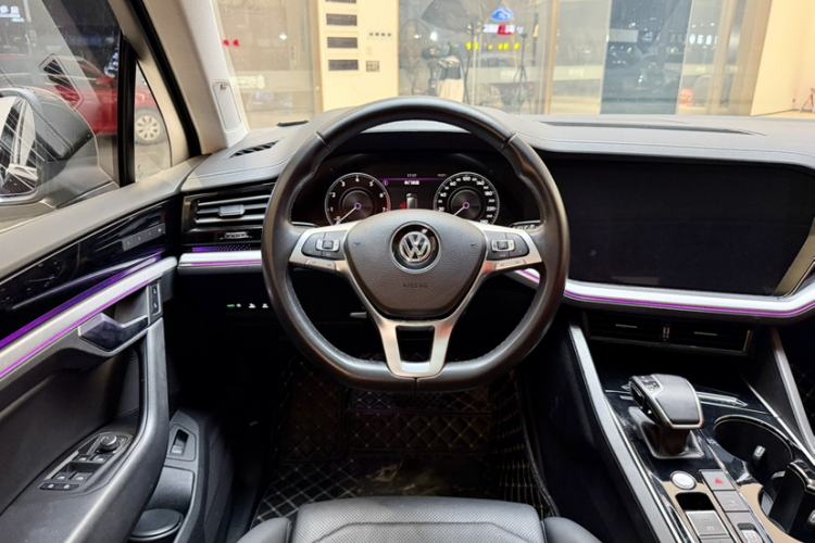 Used Volkswagen Touareg 2020 3.0 TSI Luxury Edition China VI Interior 1