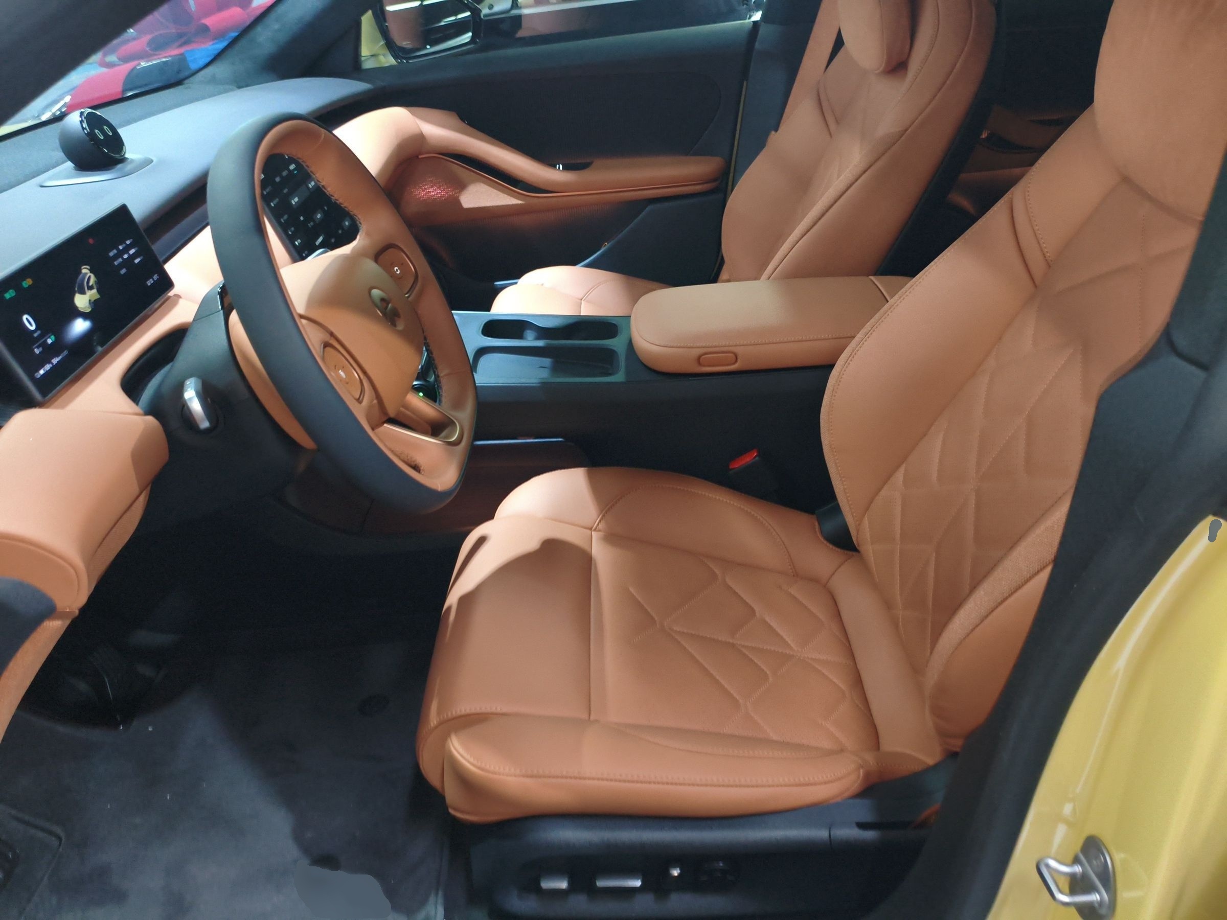 المقاعد الأمامية داخل السيارة